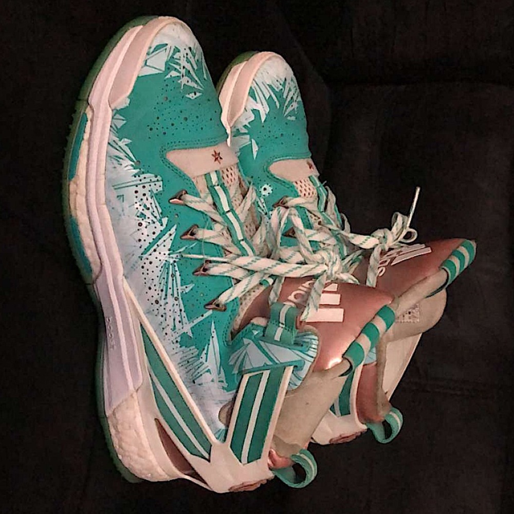 Adidas: 2015 Derrick Rose 6 Boost Christmas.        Size US Men’s 10